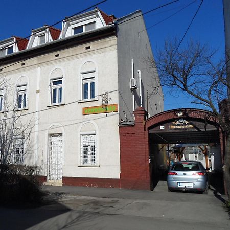 Garden Szivarvany Utcai Vendeghaz Szeged Exteriör bild