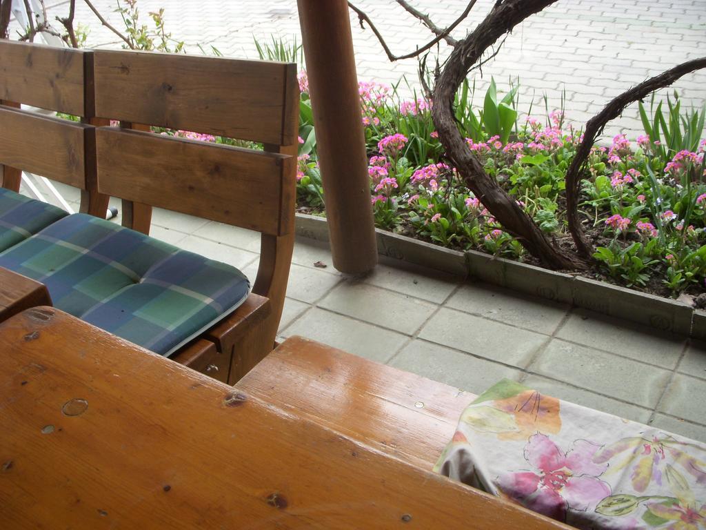 Garden Szivarvany Utcai Vendeghaz Szeged Rum bild