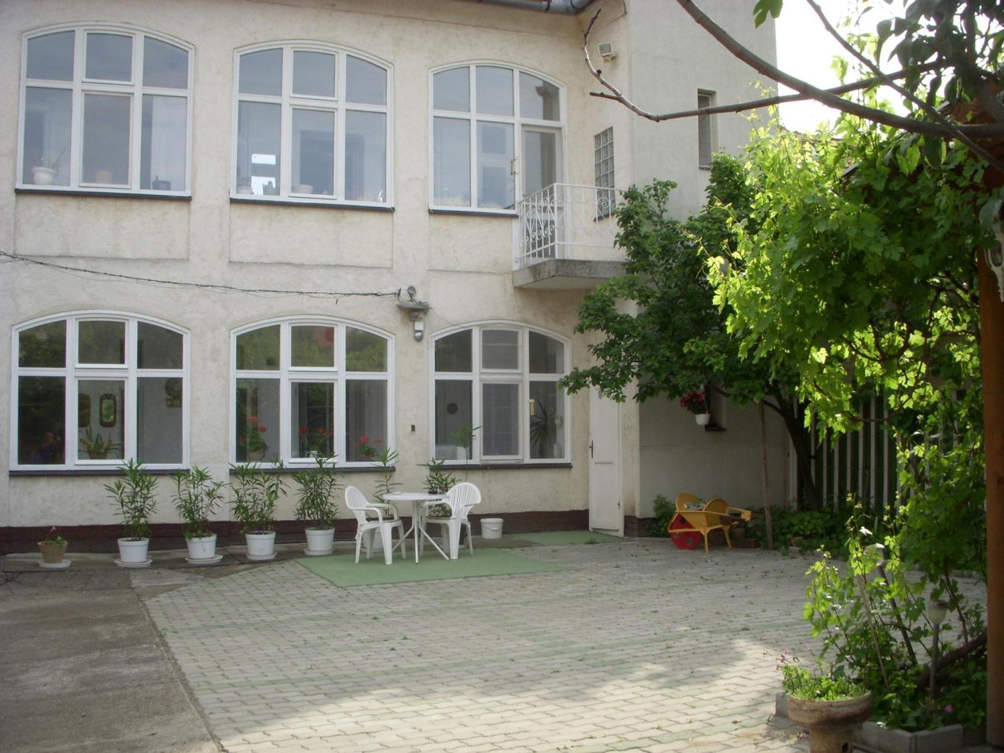 Garden Szivarvany Utcai Vendeghaz Szeged Exteriör bild