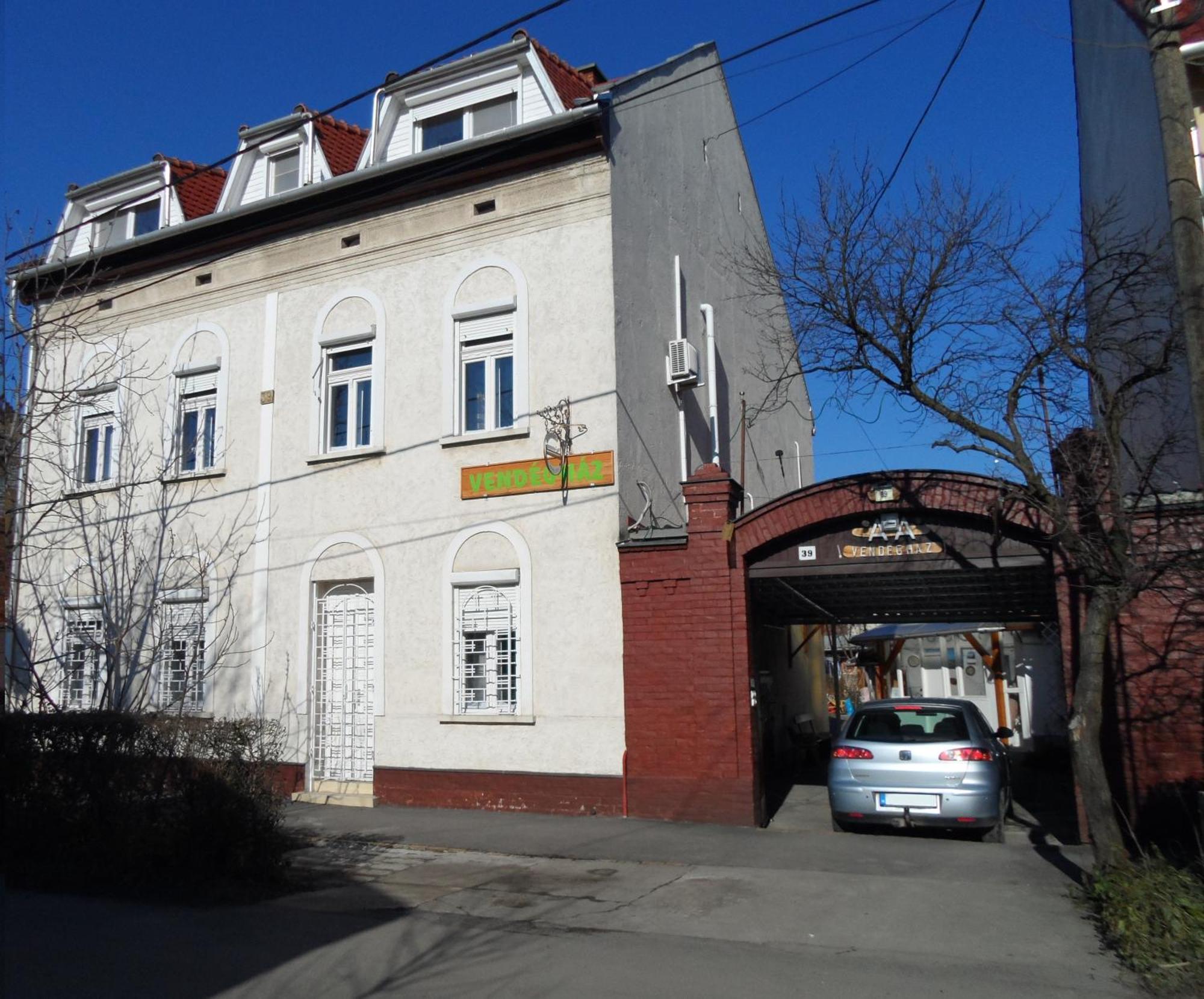 Garden Szivarvany Utcai Vendeghaz Szeged Exteriör bild