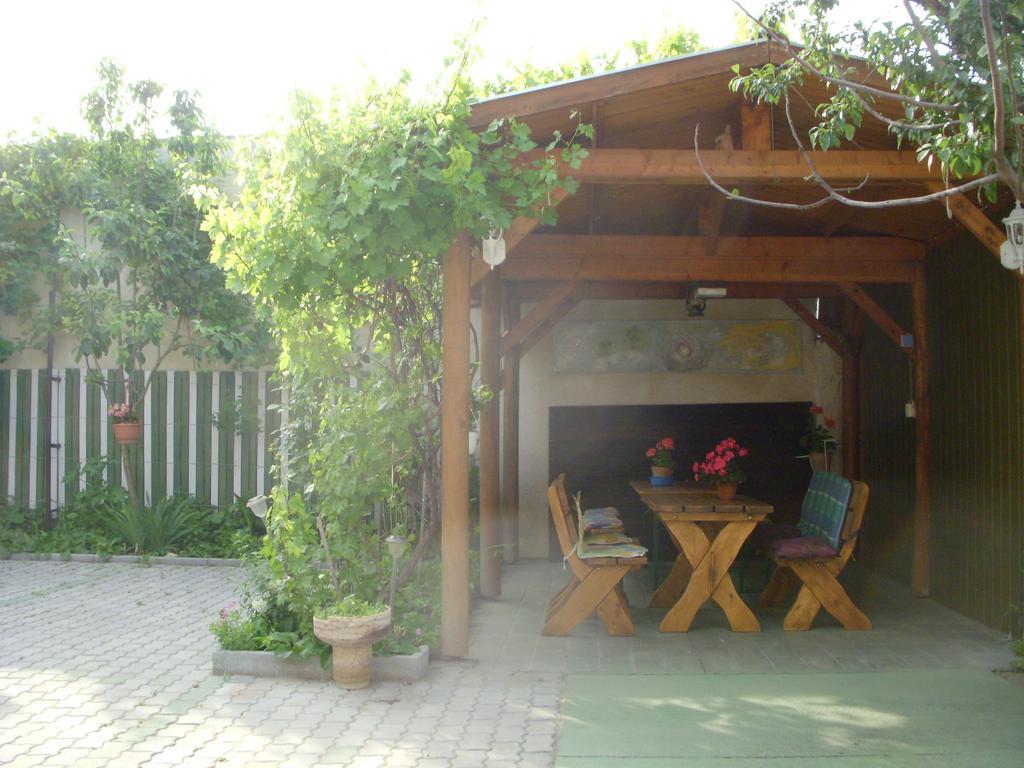 Garden Szivarvany Utcai Vendeghaz Szeged Exteriör bild